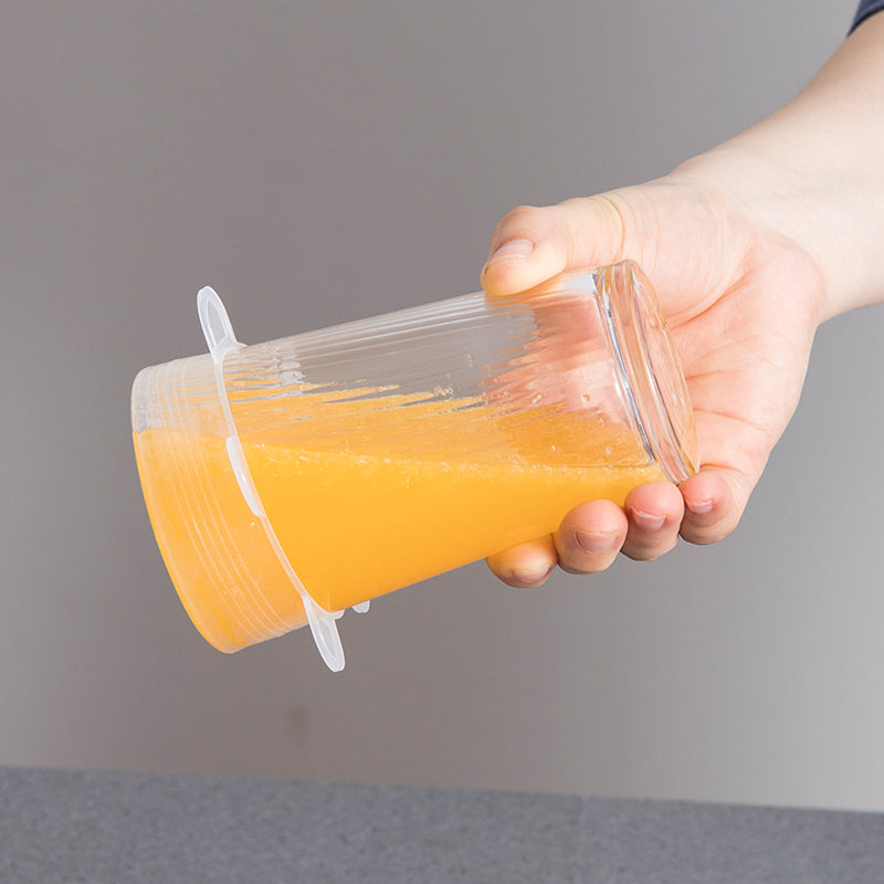 Silicone lid sealing a bowl